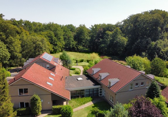 Drone foto voorzijde.jpeg